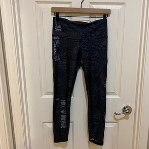 UA Compression Leggings-Heat Gear- Black/Gray print- Size‎ M- Mesh Cutouts